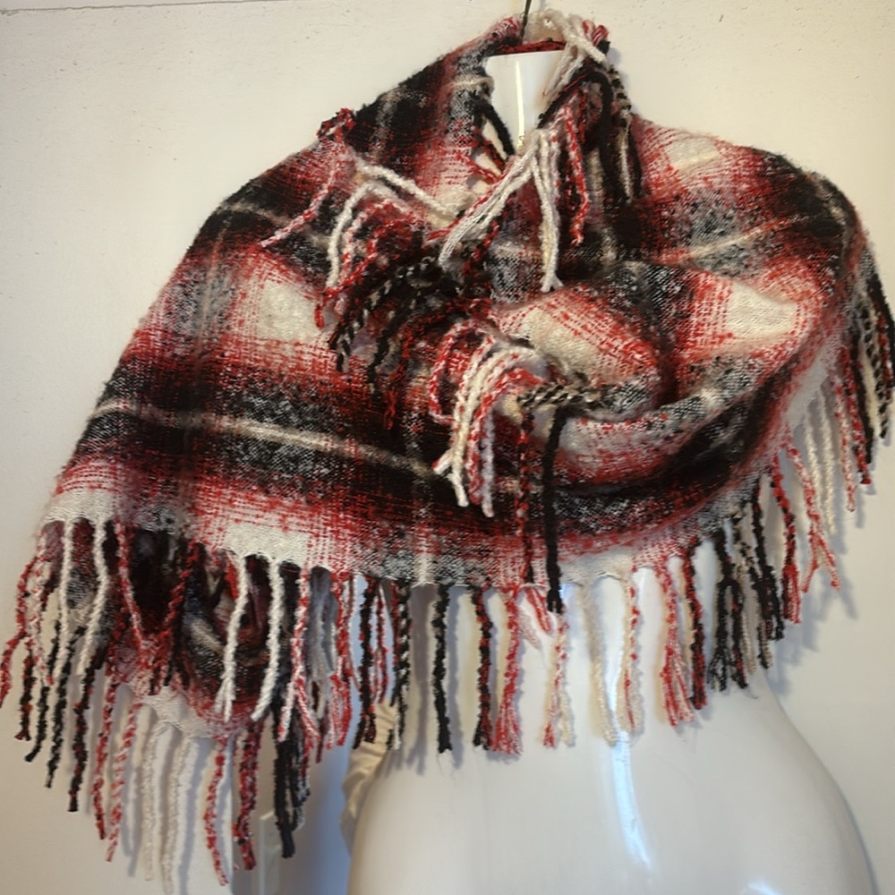 Beautiful warm scarf - Picture 3 of 9